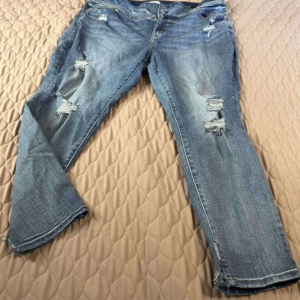 Super cute jeggings. Slight slit on inseam at ankle, shown in pics.